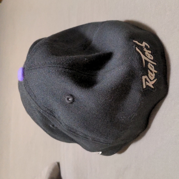 Toronto Raptors hat - Picture 2 of 3
